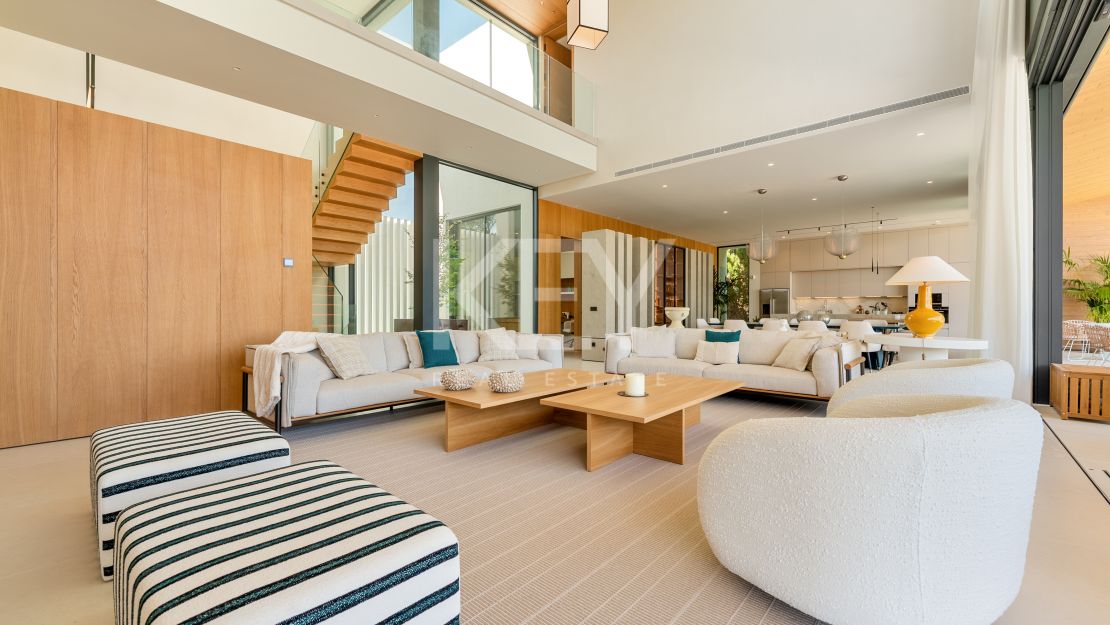 Villa contemporánea con grandes espacios y arquitectura destacada en Guadalmina Alta