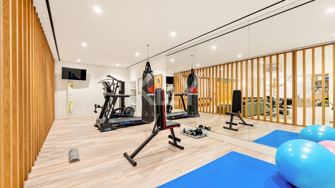 Villa contemporánea con grandes espacios y arquitectura destacada en Guadalmina Alta