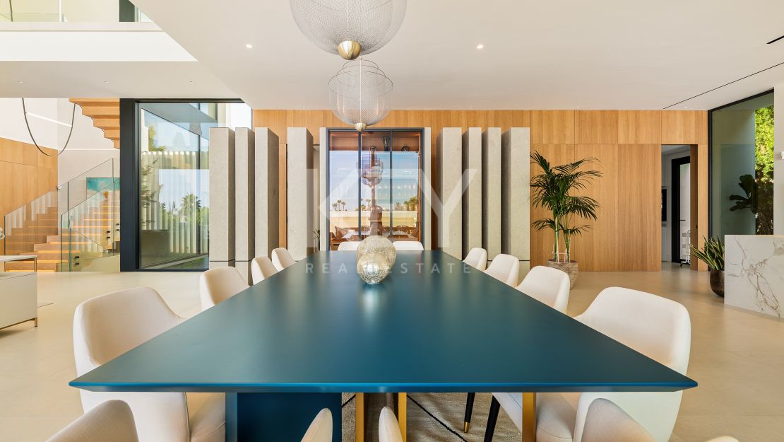 Villa contemporánea con grandes espacios y arquitectura destacada en Guadalmina Alta