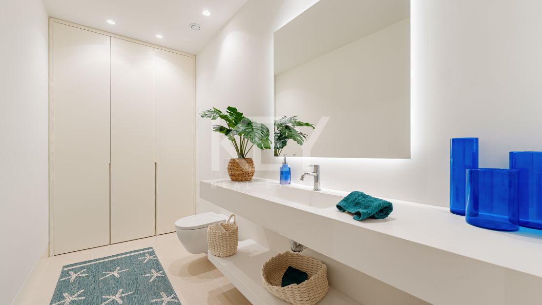 Villa contemporánea con grandes espacios y arquitectura destacada en Guadalmina Alta