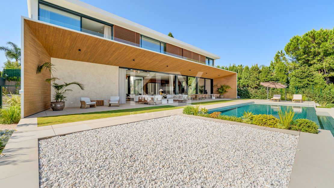Villa contemporánea con grandes espacios y arquitectura destacada en Guadalmina Alta