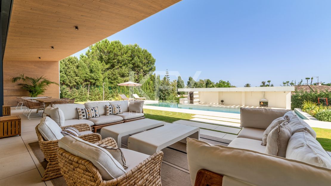 Villa contemporánea con grandes espacios y arquitectura destacada en Guadalmina Alta