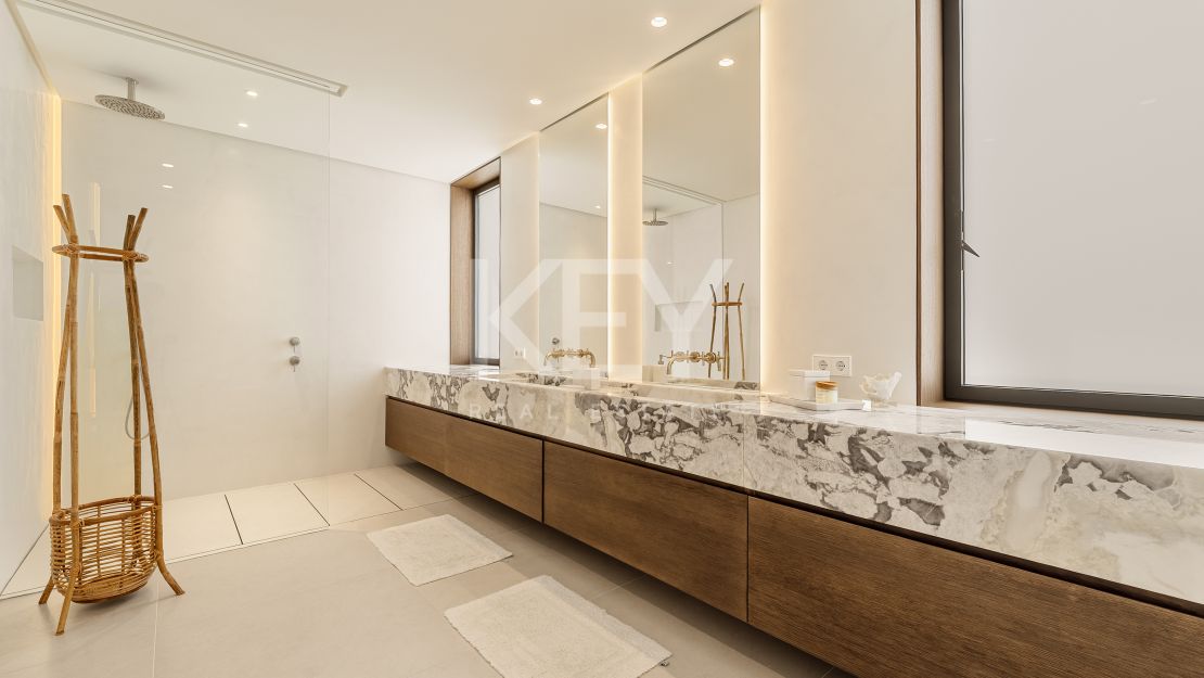 Villa contemporánea con grandes espacios y arquitectura destacada en Guadalmina Alta