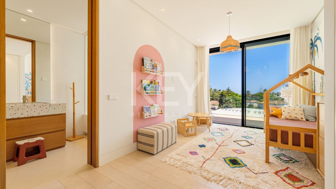 Villa contemporánea con grandes espacios y arquitectura destacada en Guadalmina Alta