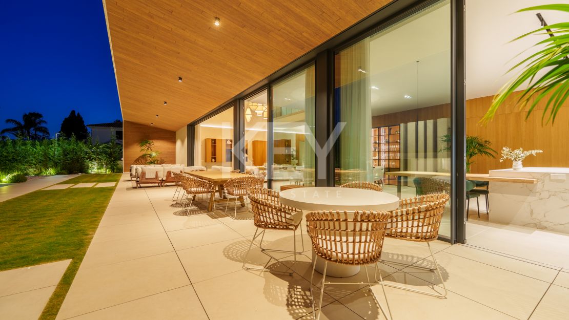 Villa contemporánea con grandes espacios y arquitectura destacada en Guadalmina Alta