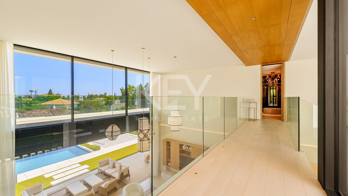 Villa contemporánea con grandes espacios y arquitectura destacada en Guadalmina Alta