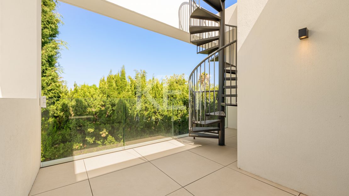 Villa contemporánea con grandes espacios y arquitectura destacada en Guadalmina Alta