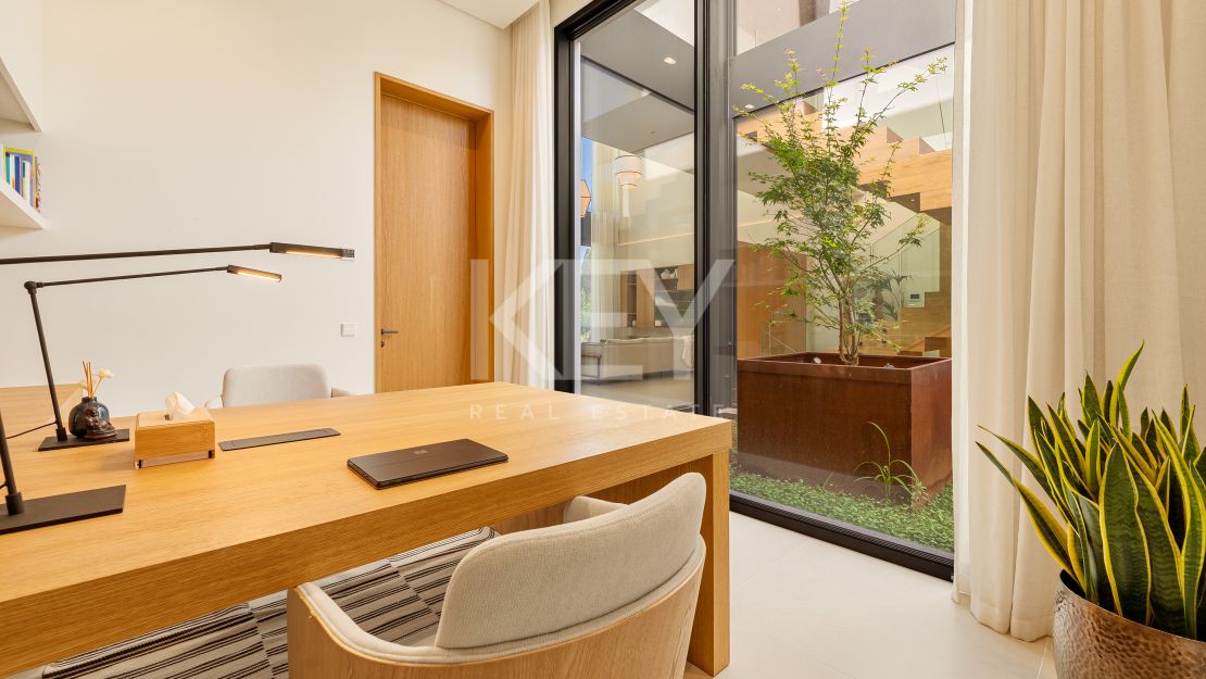 Villa contemporánea con grandes espacios y arquitectura destacada en Guadalmina Alta