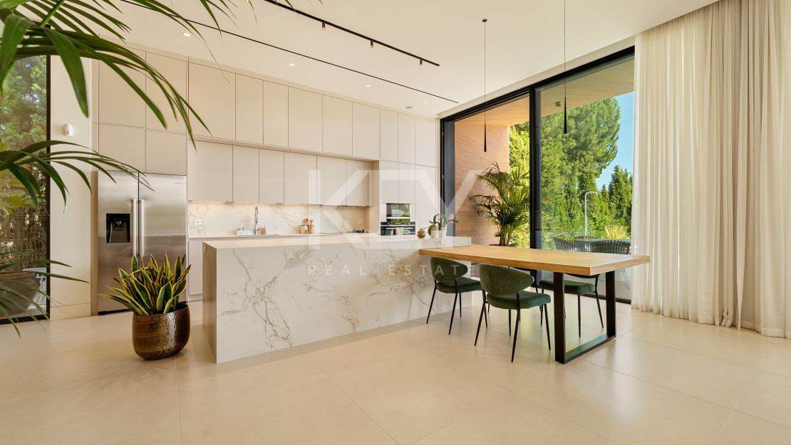 Villa contemporánea con grandes espacios y arquitectura destacada en Guadalmina Alta