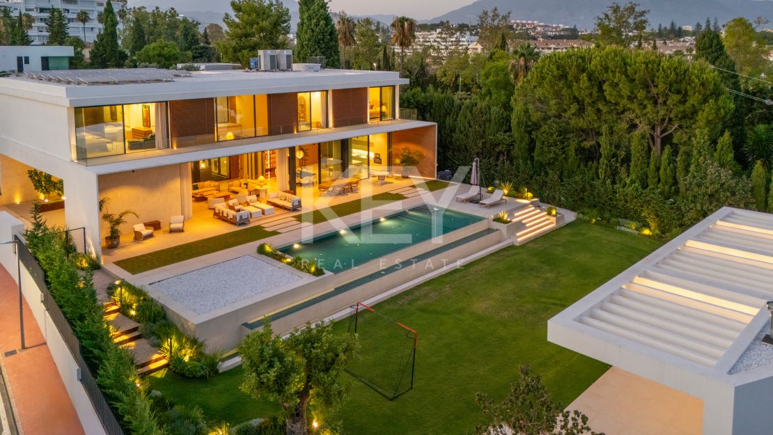 Villa contemporánea con grandes espacios y arquitectura destacada en Guadalmina Alta