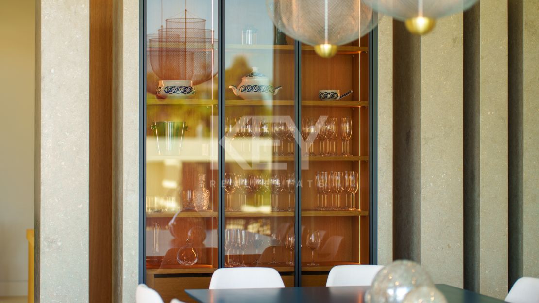 Villa contemporánea con grandes espacios y arquitectura destacada en Guadalmina Alta