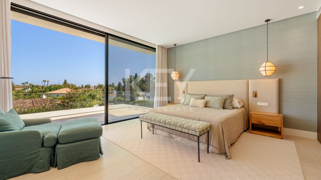 Villa contemporánea con grandes espacios y arquitectura destacada en Guadalmina Alta