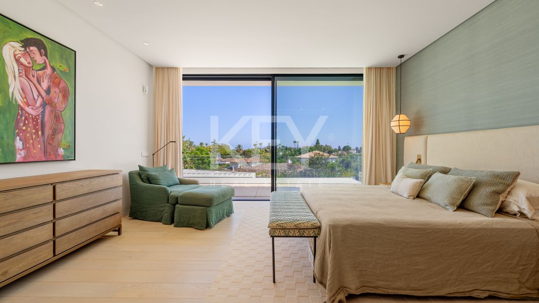 Villa contemporánea con grandes espacios y arquitectura destacada en Guadalmina Alta