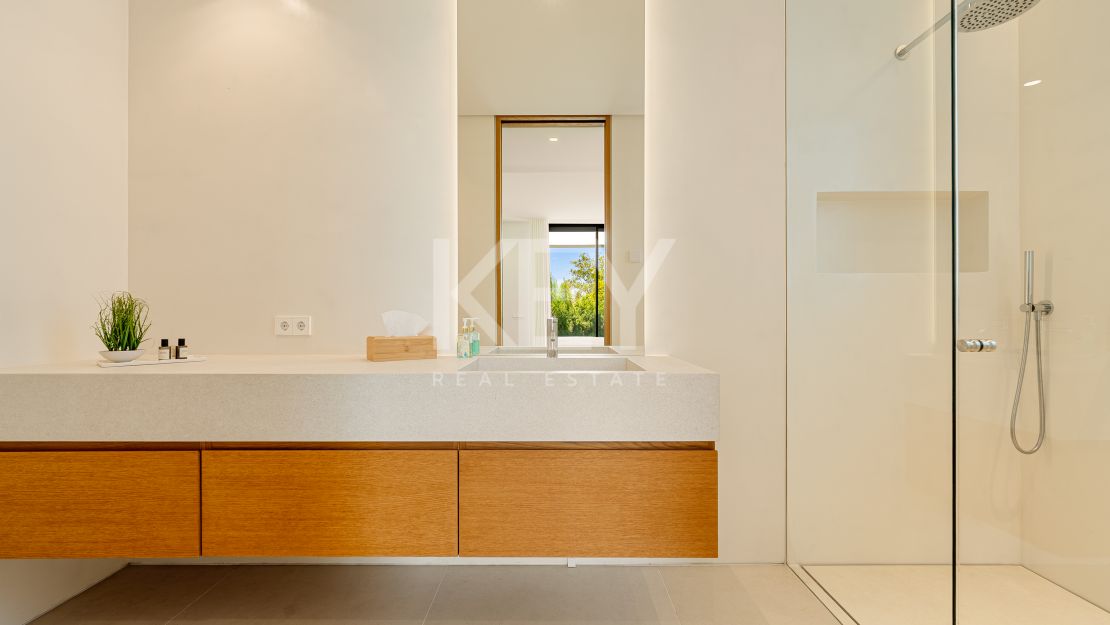 Villa contemporánea con grandes espacios y arquitectura destacada en Guadalmina Alta