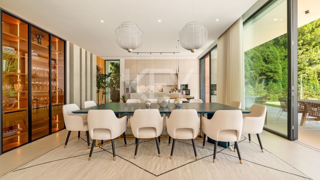 Villa contemporánea con grandes espacios y arquitectura destacada en Guadalmina Alta