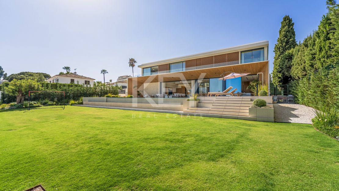 Villa contemporánea con grandes espacios y arquitectura destacada en Guadalmina Alta