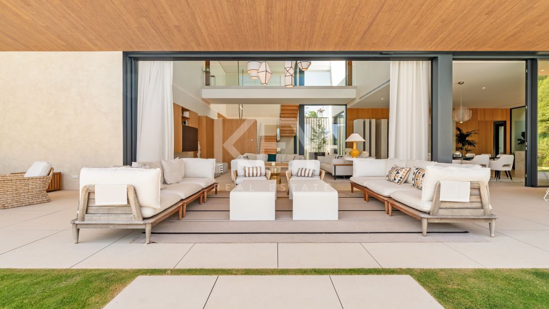 Villa contemporánea con grandes espacios y arquitectura destacada en Guadalmina Alta