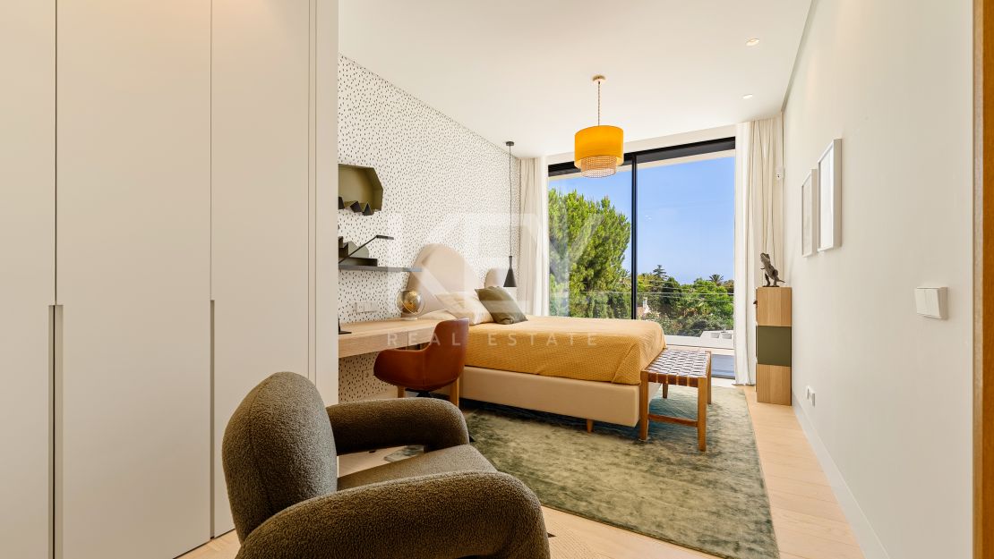 Villa contemporánea con grandes espacios y arquitectura destacada en Guadalmina Alta