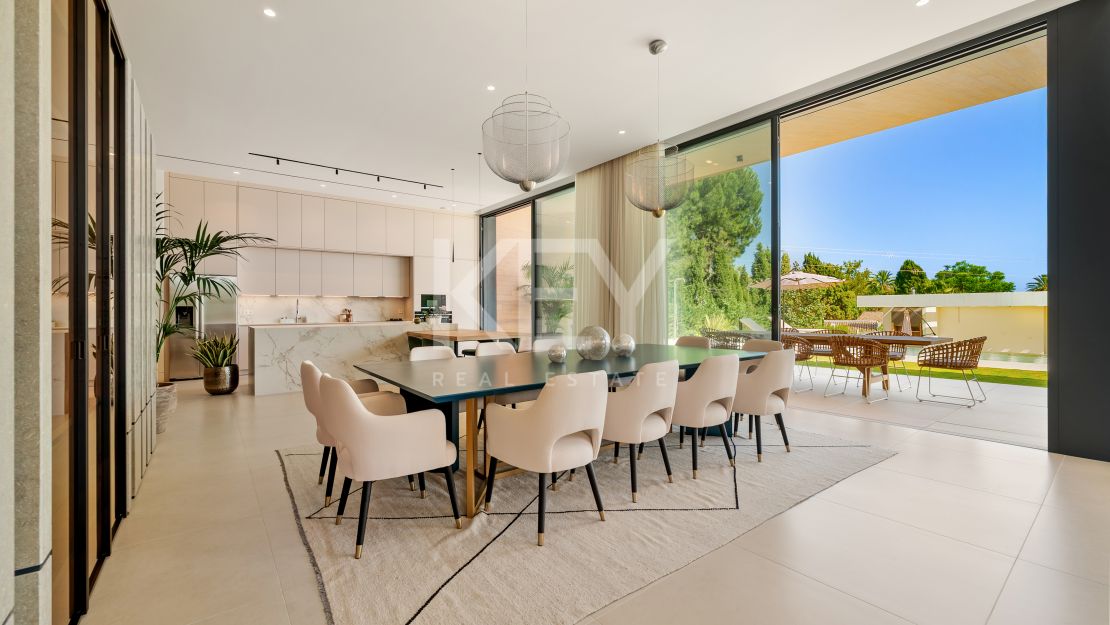 Villa contemporánea con grandes espacios y arquitectura destacada en Guadalmina Alta