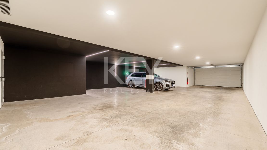 Villa contemporánea con grandes espacios y arquitectura destacada en Guadalmina Alta