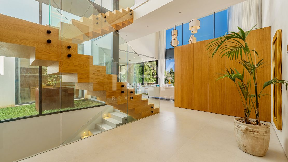 Villa contemporánea con grandes espacios y arquitectura destacada en Guadalmina Alta