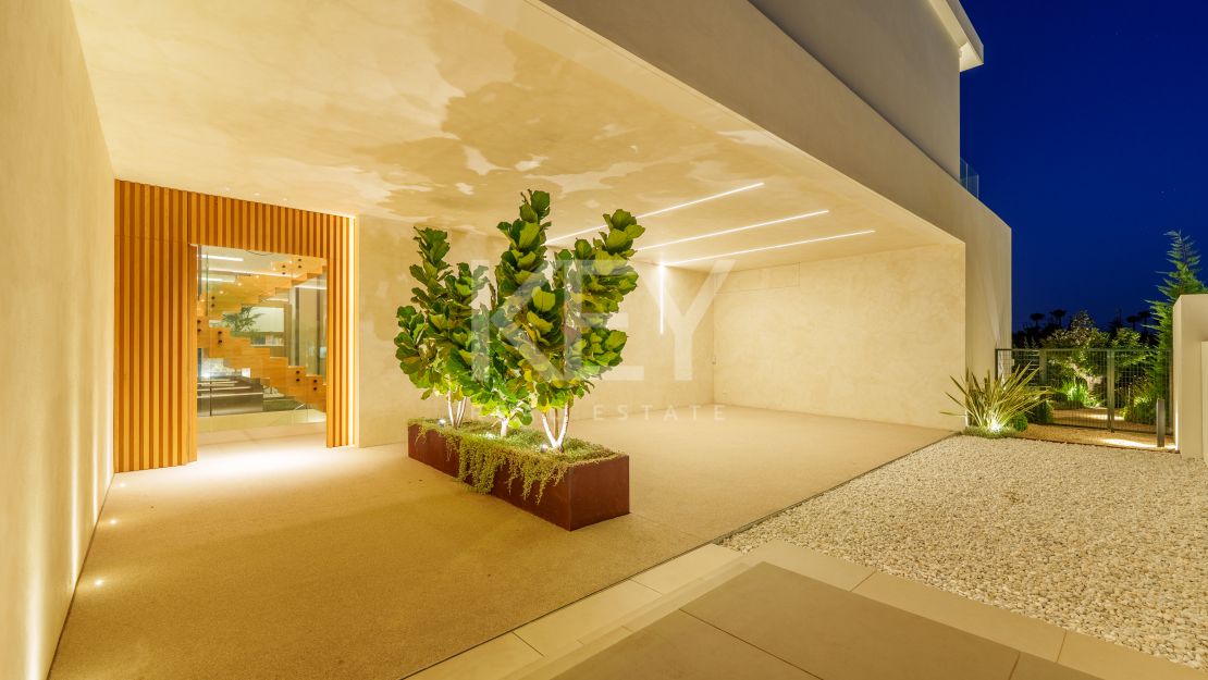 Villa contemporánea con grandes espacios y arquitectura destacada en Guadalmina Alta