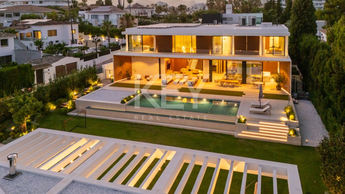 Villa contemporánea con grandes espacios y arquitectura destacada en Guadalmina Alta