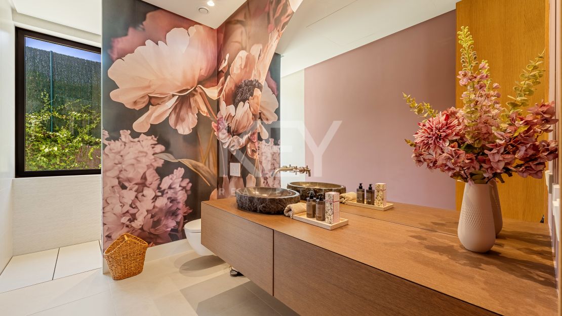 Villa contemporánea con grandes espacios y arquitectura destacada en Guadalmina Alta