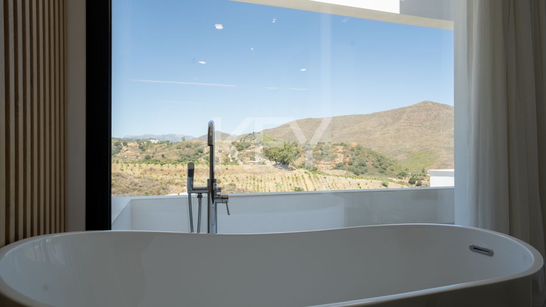 Luxury villa close to golf in La Cala Golf, Mijas Costa