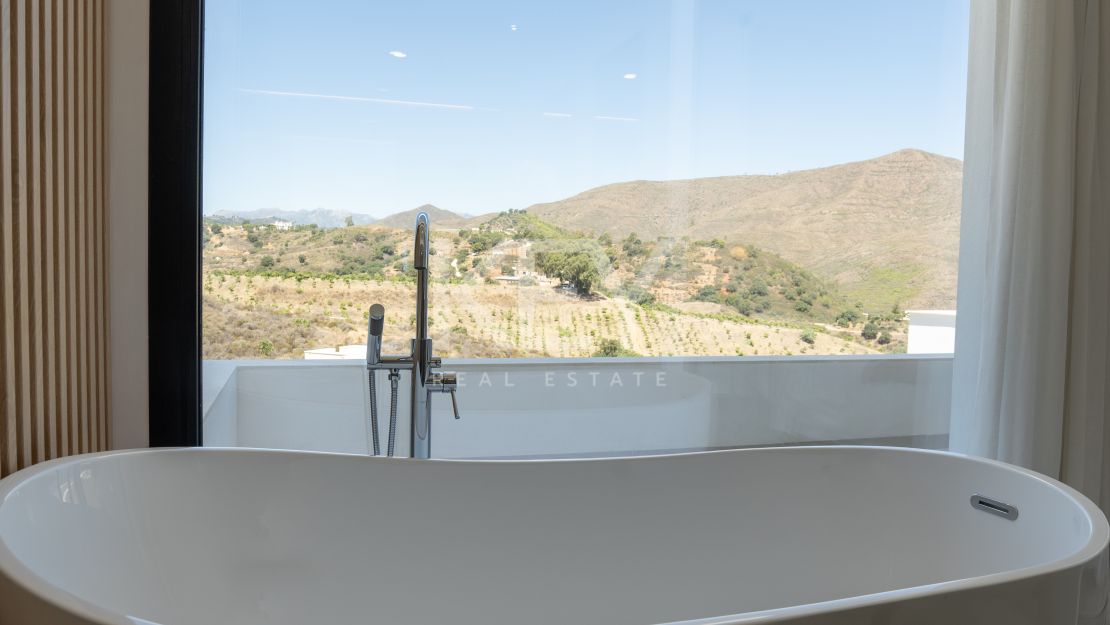 Luxury villa close to golf in La Cala Golf, Mijas Costa