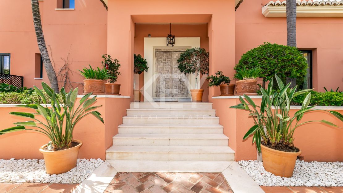 Villa en venta en Altos de Puente Romano, Milla de Oro, Marbella
