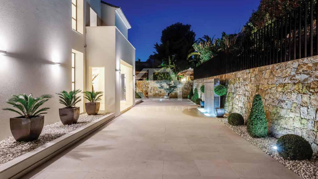 Luxury villa with a a sea view situated in Sierra Blanca, Marbella