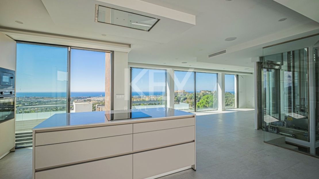 Современный дом с панорамным видом на море в Бенахависе