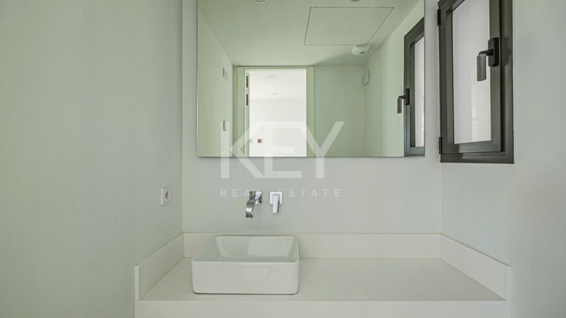 Современный дом с панорамным видом на море в Бенахависе