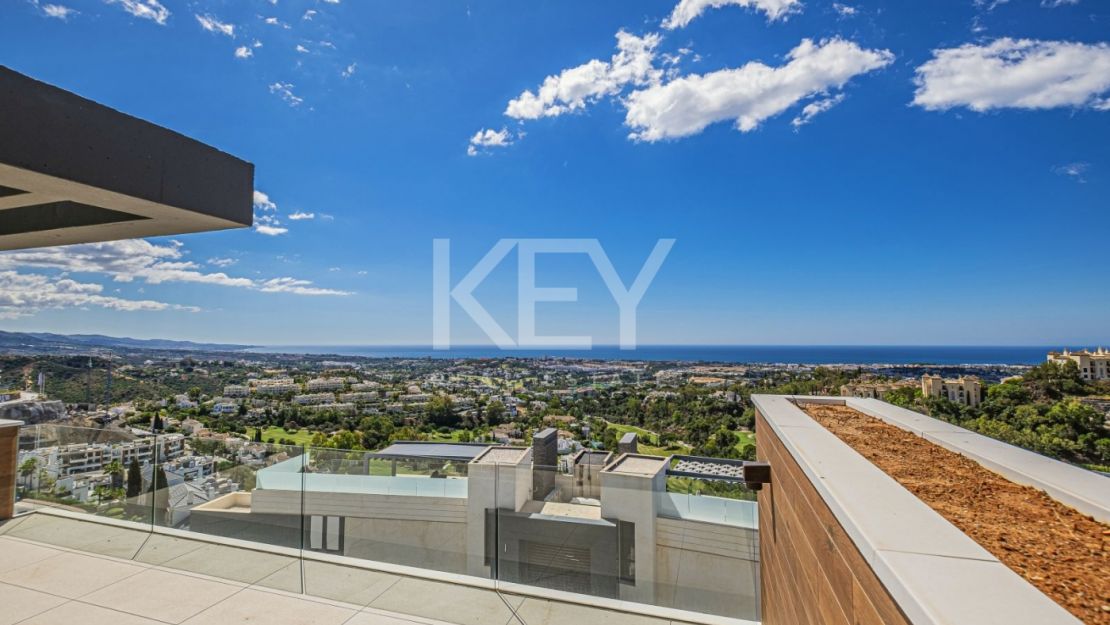 Современный дом с панорамным видом на море в Бенахависе