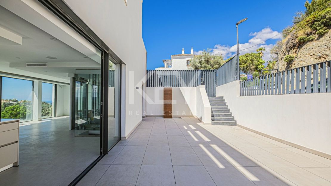 Современный дом с панорамным видом на море в Бенахависе