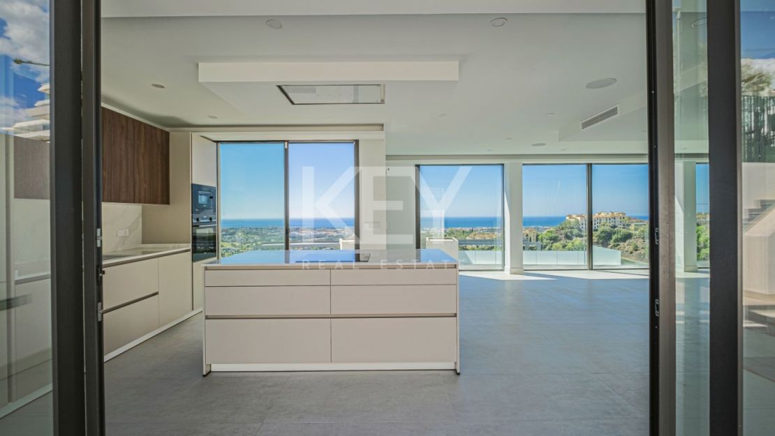 Современный дом с панорамным видом на море в Бенахависе