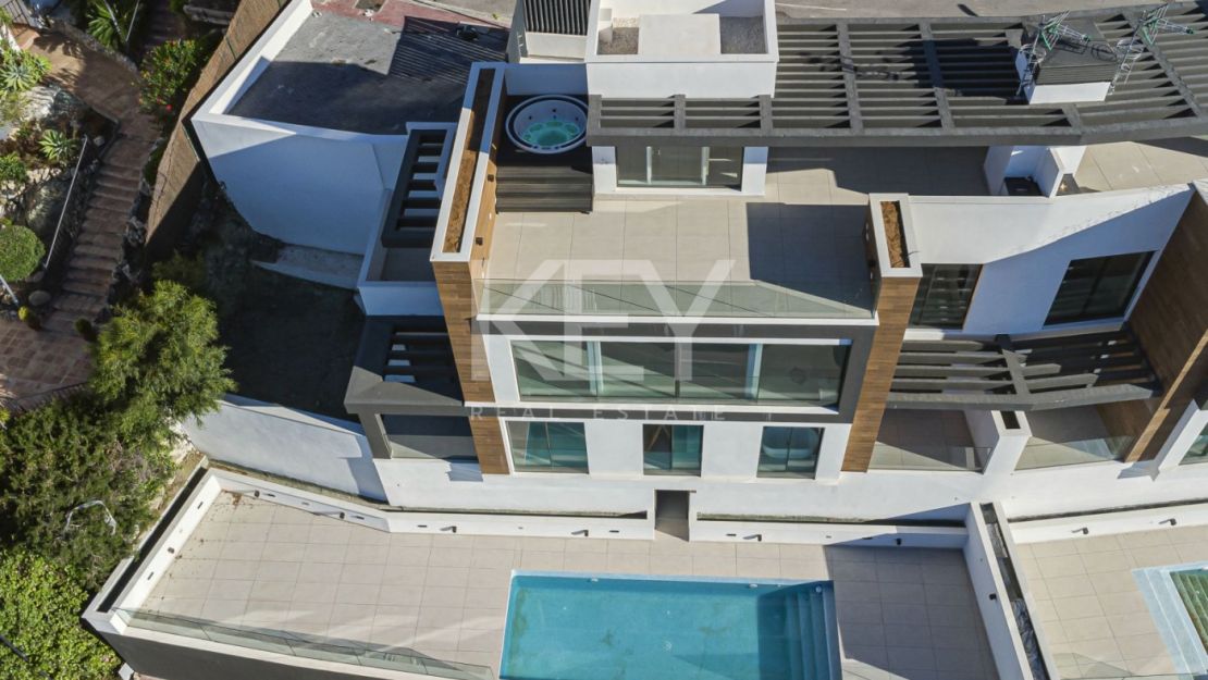 Современный дом с панорамным видом на море в Бенахависе