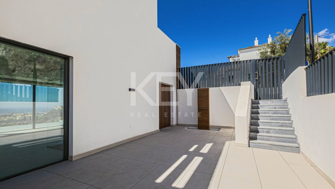 Современный дом с панорамным видом на море в Бенахависе