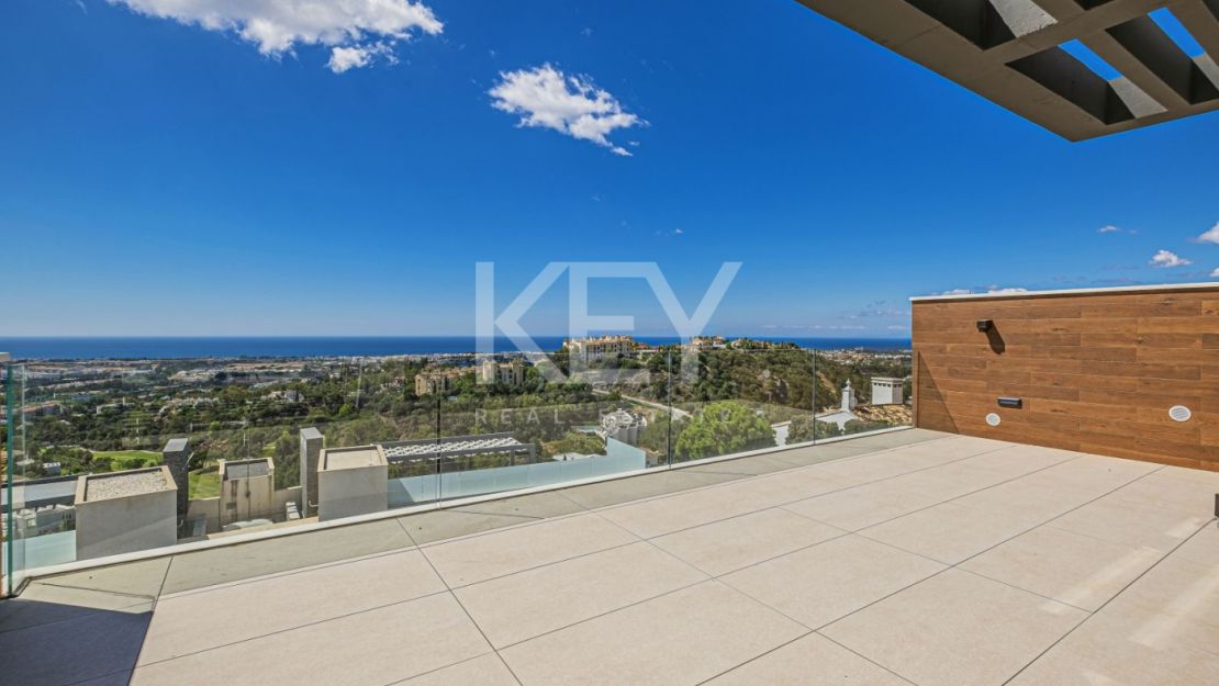 Современный дом с панорамным видом на море в Бенахависе