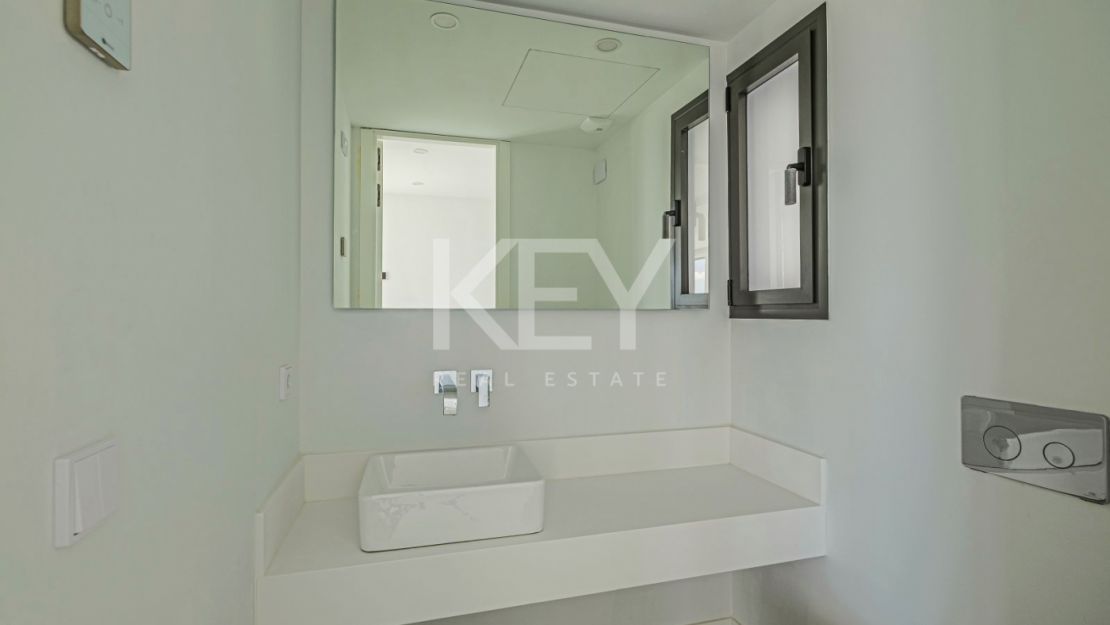 Современный дом с панорамным видом на море в Бенахависе