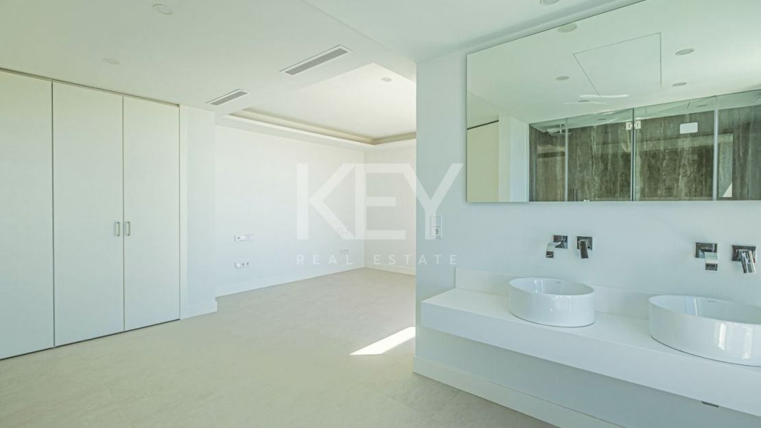 Современный дом с панорамным видом на море в Бенахависе