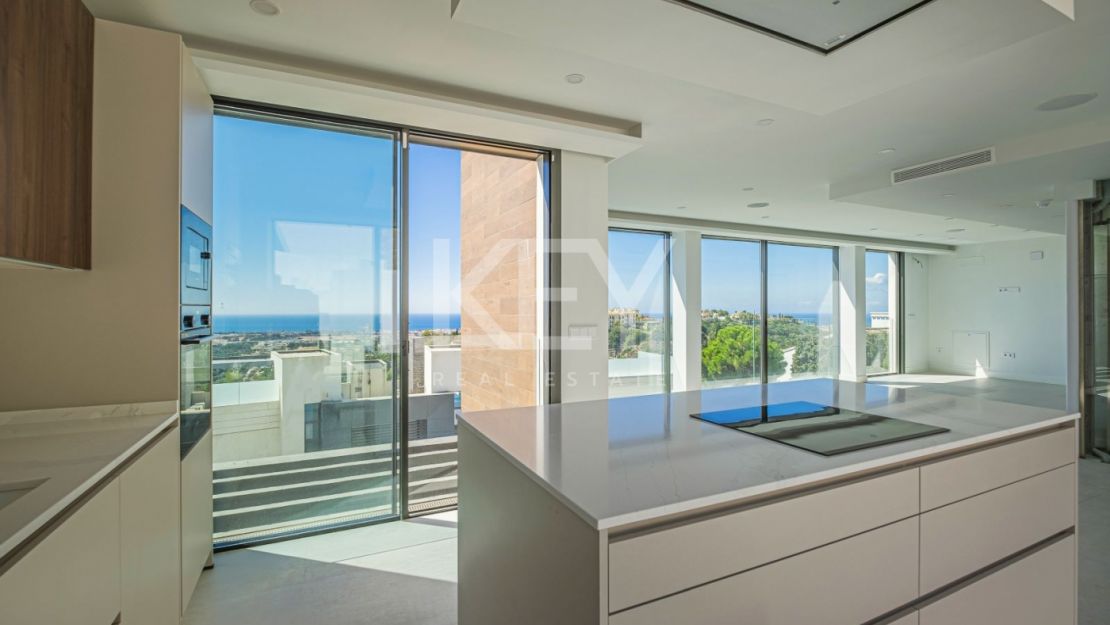 Современный дом с панорамным видом на море в Бенахависе