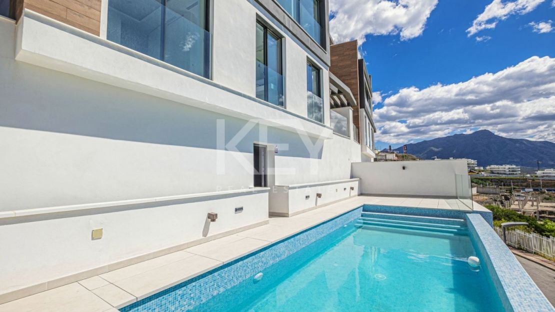 Современный дом с панорамным видом на море в Бенахависе