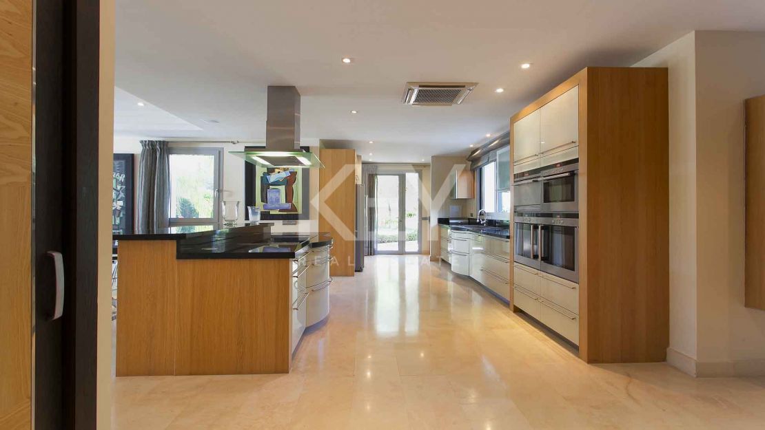 Великолепная вилла с панорамным видом на море на продажу, Марбелья Золотая Миля