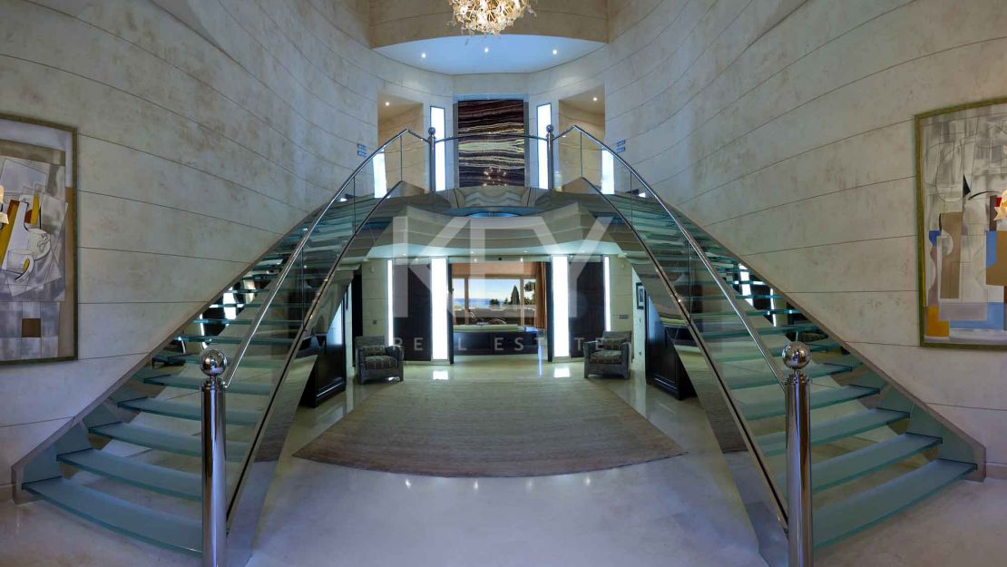 Великолепная вилла с панорамным видом на море на продажу, Марбелья Золотая Миля