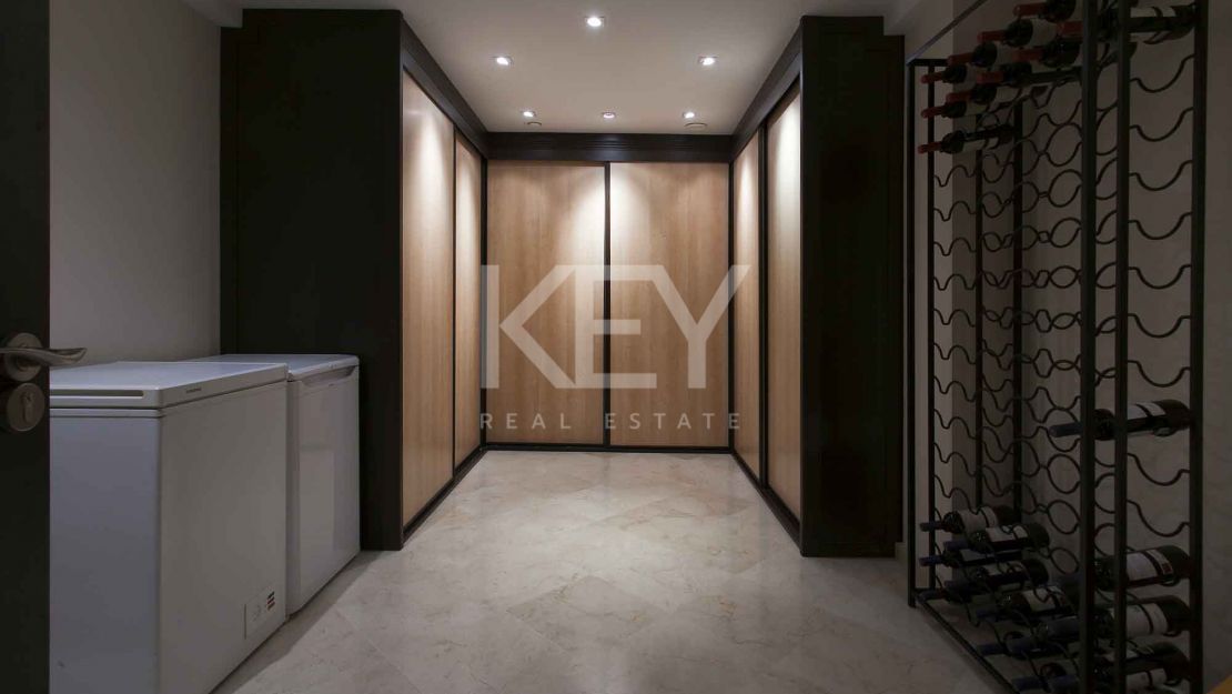 Великолепная вилла с панорамным видом на море на продажу, Марбелья Золотая Миля