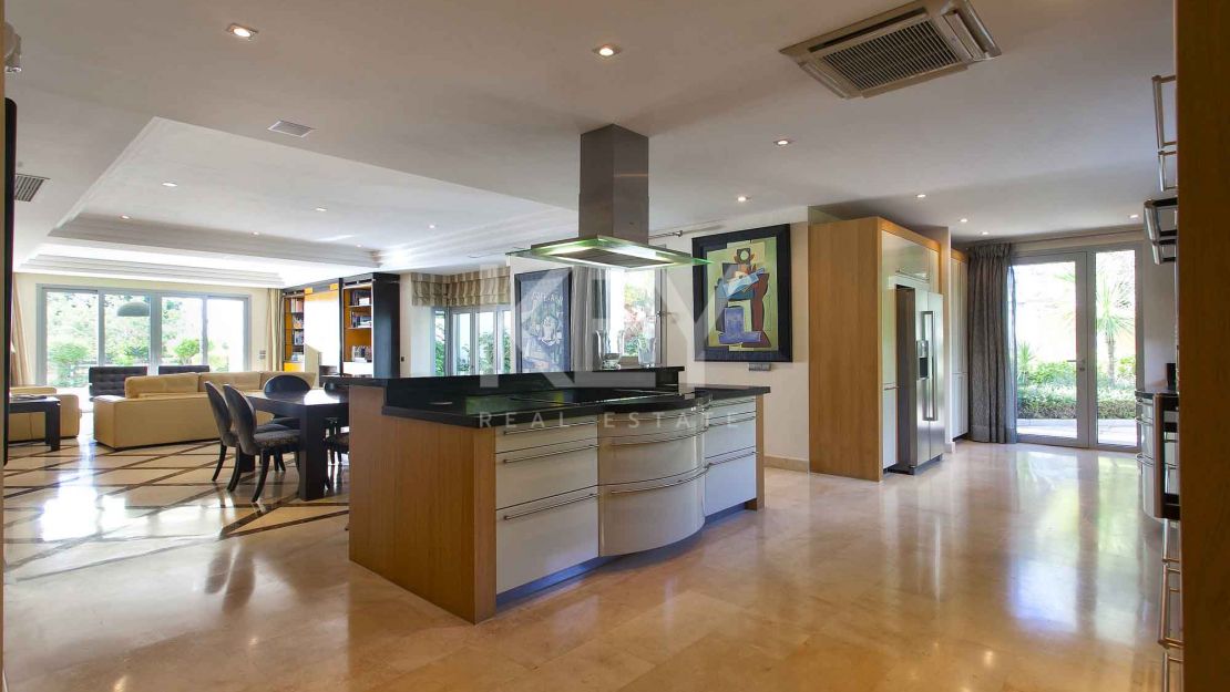 Великолепная вилла с панорамным видом на море на продажу, Марбелья Золотая Миля