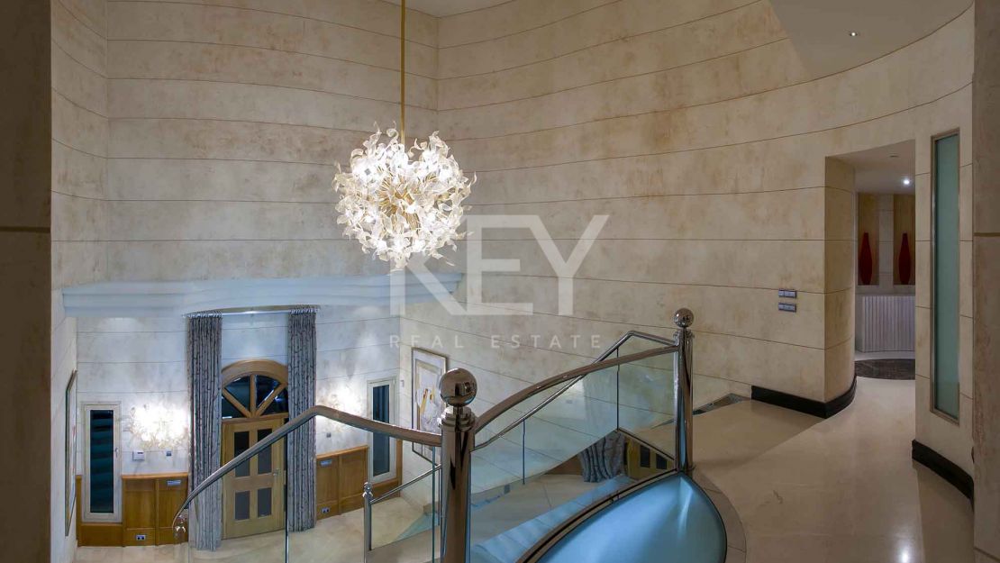 Великолепная вилла с панорамным видом на море на продажу, Марбелья Золотая Миля