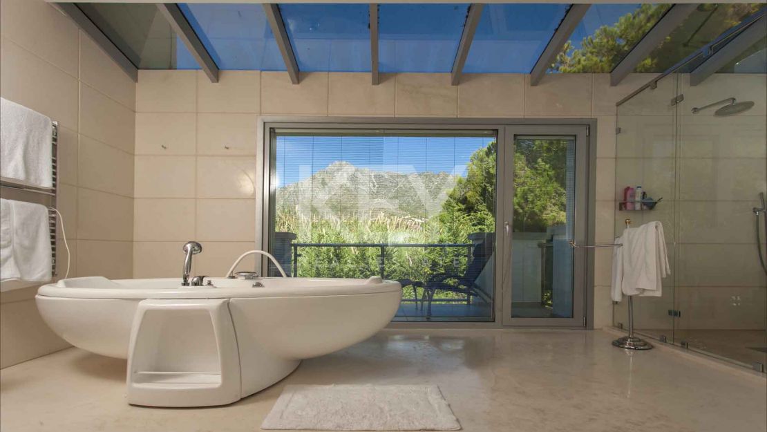 Великолепная вилла с панорамным видом на море на продажу, Марбелья Золотая Миля